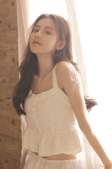 美女胸罩脱落